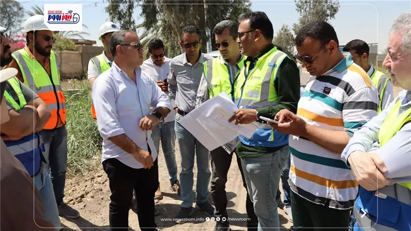 رئيس مياه الفيوم يتابع ميدانياً مسارات تنفيذ خطوط الطرد ويبحث الحلول البديلة 