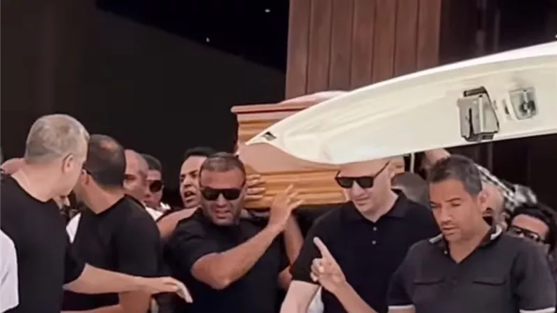 شايل النعش ومش عايز يسيبه.. رامي صبري يودع هاني شاكر |صور