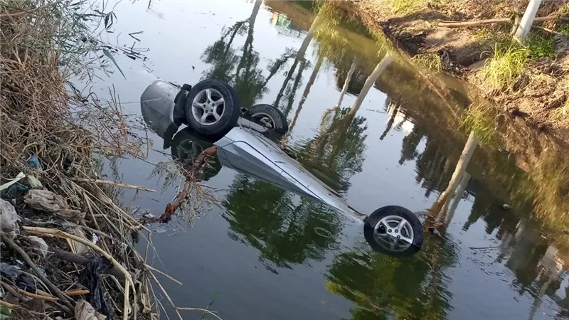إصابة 3 أشخاص بحادث انقلاب سيارة ملاكي داخل ترعة بطفنيس في إسنا