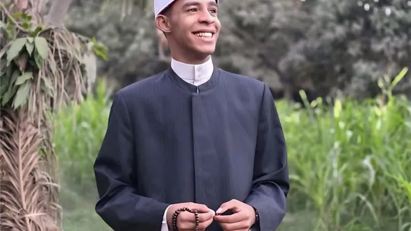 نجم دولة التلاوة محمد حسن يعلن اعتماده قارئا بمسجد العزيز الحكيم 