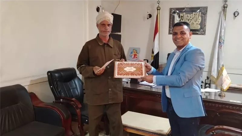 رئيس مدينة أرمنت يكرم المميزين العاملين بالمدينة ومدرسة أرمنت الثانوية بنات