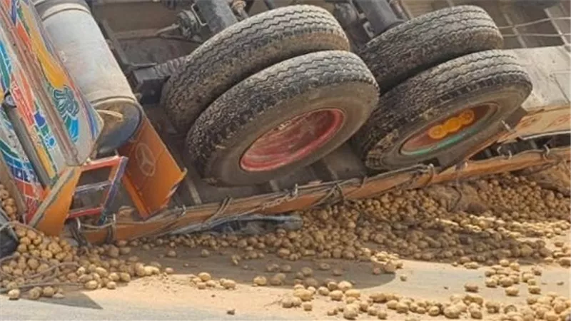 مصرع سائق وإصابة 2 آخرين فى حادث تصادم سيارة نقل بأكتوبر 