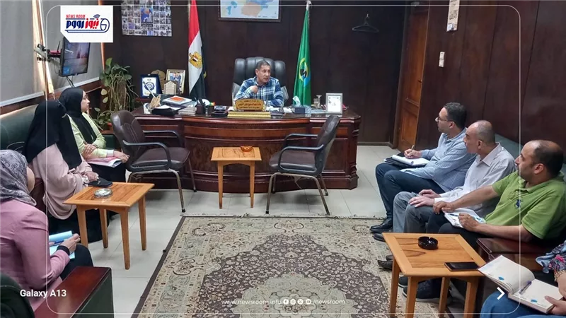 سكرتير عام المساعد للفيوم يناقش آليات تعظيم الموارد المحلية الذاتية للمحافظة 