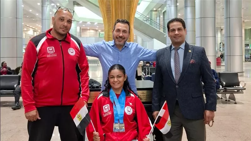 وزارة الشباب والرياضة تستقبل أبطال التجديف البارالمبي بمطار القاهرة