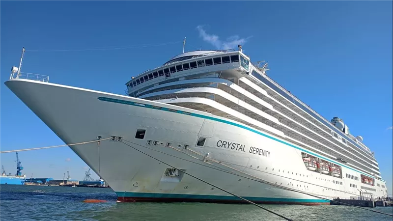على متنها 752 سائحًا.ميناء غرب بورسعيد السياحي يستقبل السفينة CRYSTAL SERENITY
