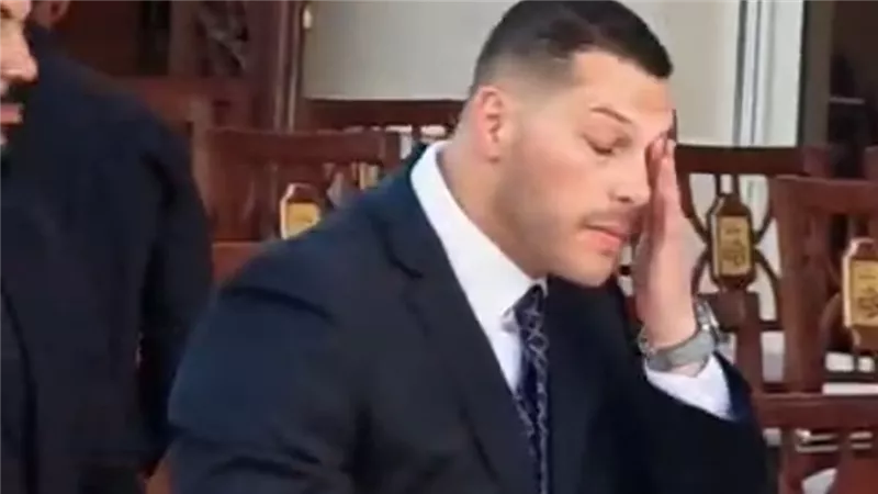 أبويا ده قصة وحكاية.. نجل هاني شاكر يبكي بالدموع في عزاء والده