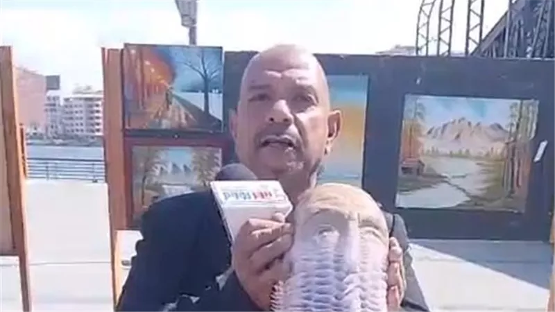 أحمد الصيرفي يجسد روح الإبداع الدمياطي في تشكيل التحف داخل الزجاجات 
