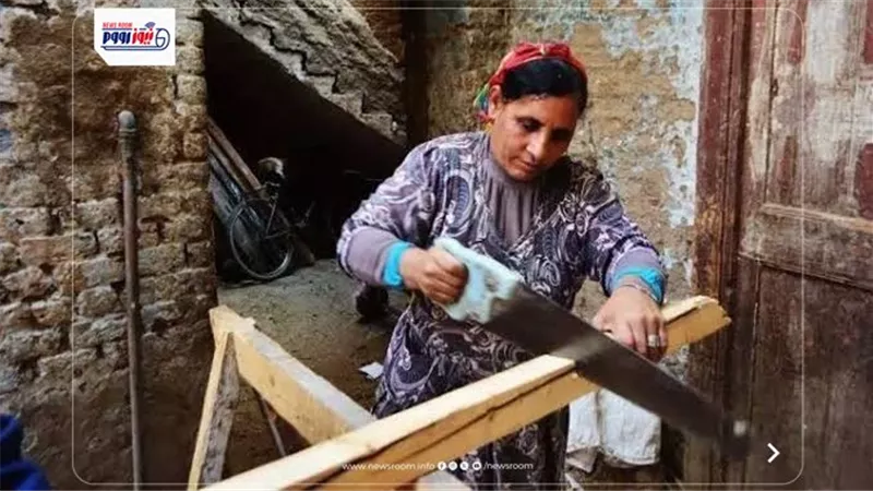 «سيدة المنشار».. حكاية «مريم» التي روضت الخشب في قرية منهري بالمنيا