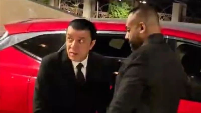 مصطفى كامل وأشرف زكي يودعان الفنان هاني شاكر في عزاءه