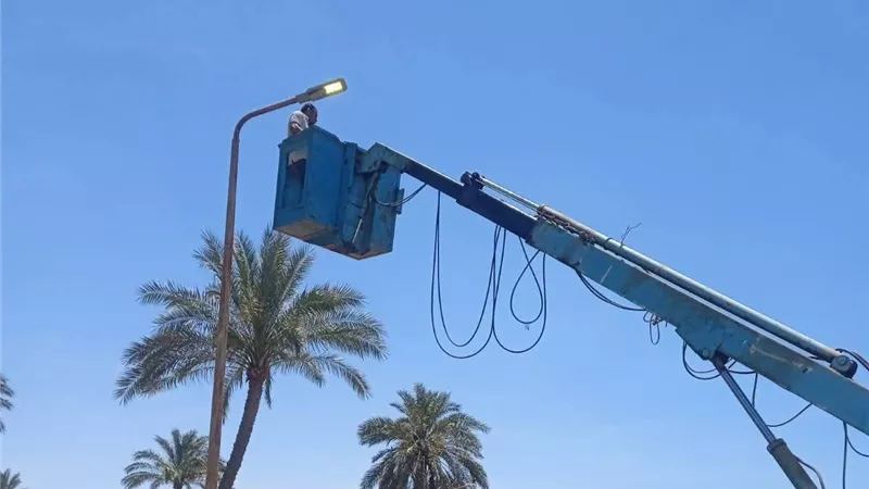 حي الجناين بالسويس يواصل أعمال صيانة ورفع كفاءة الإنارة العامة بقرية 46 