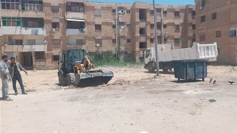 جهود يومية مكثفة لحملات النظافة بالفترة الصباحية في حي فيصل بالسويس