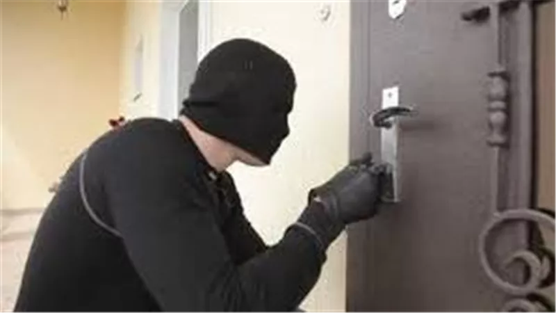 استغليت غيابها خارج المنزل.. اعترافات تاجر متهم بسرقة مبالغ مالية وعقود ملكية من شقة طليقته بالجيزة