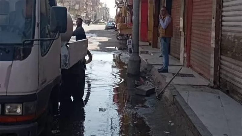 كسر في ماسورة خط مياه بالشهداء بالمنوفية وتدخل من مجلس المدينة وشركة المياه