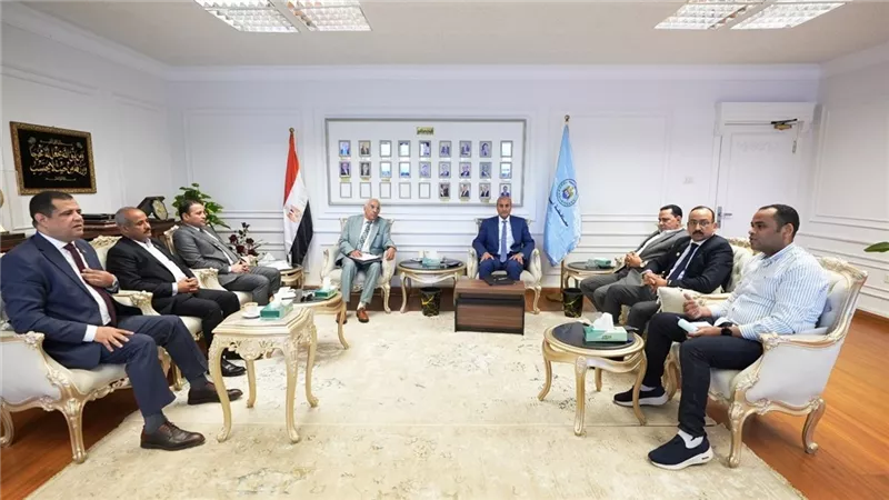 ضمن لقاءاته الدورية.. محافظ أسيوط يلتقي أعضاء مجلس الشيوخ لبحث مشكلات المواطن