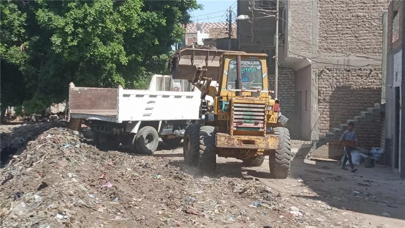 محافظ أسيوط: رفع 200 طن مخلفات وتراكمات نواتج تطهير ترعة بني قرة بالقوصية 