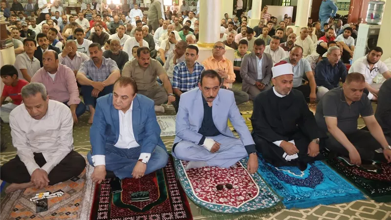 عقب صلاة الجمعة.. محافظ سوهاج يستمع لمطالب المواطنين بمسجد الشرطة