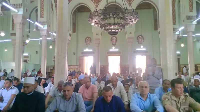 محافظ أسوان يؤدى صلاة الجمعة بمسجد بدر بالطابية ويلتقي الأهالي  