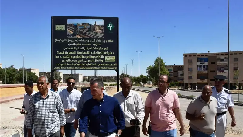 محافظ أسوان يتابع معدلات التنفيذ بكبارى المشاة بالسيل وكيما