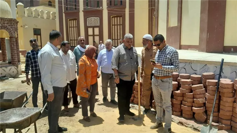 محافظ أسيوط: تطوير محيط مسجد أبو العيون بدشلوط وتركيب بلاط الإنترلوك بالساحة 