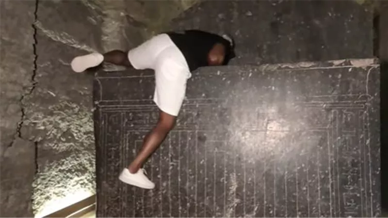 أول رد للآثار على فيديو لسائح أجنبي دخل أحد توابيت سيرابيوم سقارة