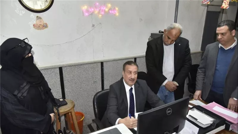 محافظ بورسعيد يتابع انتظام العمل بالمراكز التكنولوجية لخدمة المواطنين بالأحياء