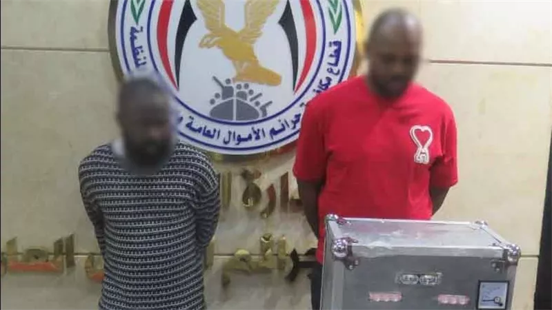 ضبط شخصين بالقاهرة بتهمة النصب على المواطنين بزعم تحويل عملات مزيفة لحقيقية