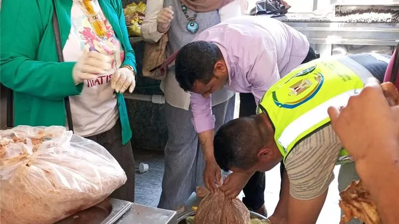 ضبط أغذية غير صالحة وسلع مجهولة المصدر وتحرير محاضر للمخالفين بالسويس 