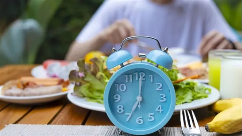     من الحموضة إلى اضطراب البكتيريا النافعة مخاطر الأكل قبل النوم