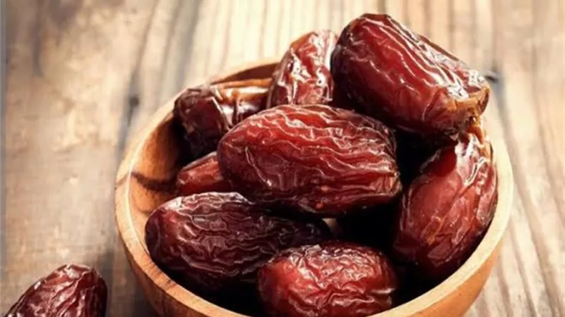     4 عادات تساعدك على الاستفادة من التمر دون أضرار السكر