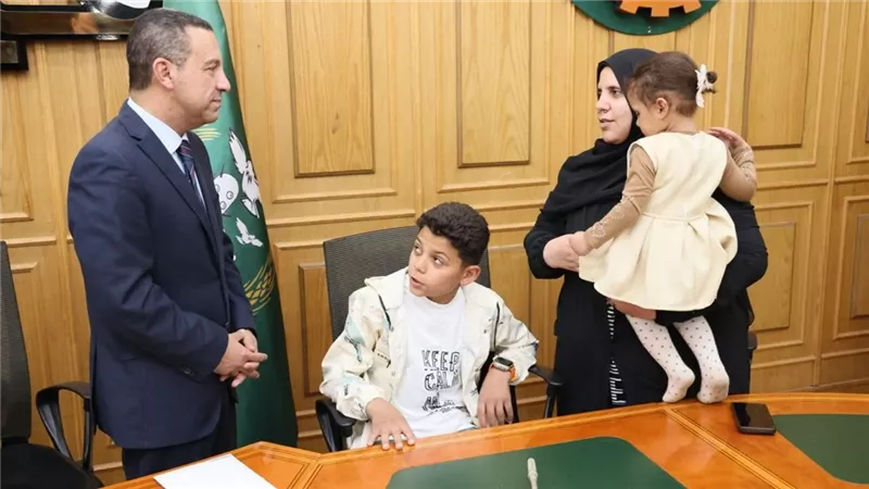 محافظ المنوفية يلتقي أسرة «شهيد الشهامة» ويكرم بطولته