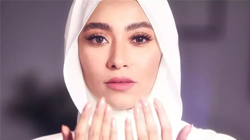 الفنانة المعتزلة زيزي عادل تنصح الفتيات: اوعي تتجوزي واحد مبيصليش 