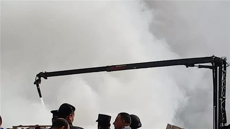 محافظ القليوبية ومدير الأمن يتابعان ميدانيا جهود السيطرة على حريق مخازن قليوب