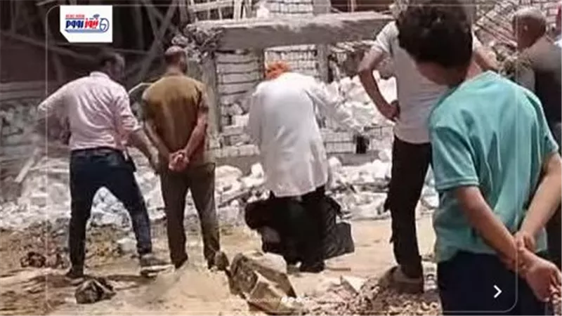 دموع أمام الجرافات.. سيدة تحاول تقبيل قدم رئيسة مدينة لإنقاذ منزلها بالمنيا