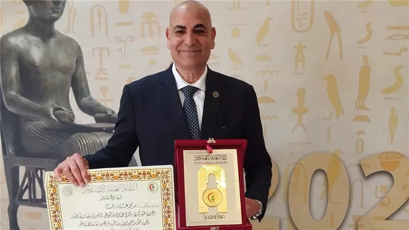 رئيس جامعة مدينة السادات يتوج بلقب «الطبيب المثالي» تقديرًا لمسيرته العلمية