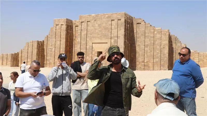 مؤسسة حواس للتراث تكشف أسرار بناء الأهرامات بجولة علمية في سقارة ودهشور