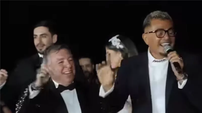 عمرو دياب للمعازيم في أحد الأفراح : انتوا واكلين وشاربين سقفوا القعدة مش ببلاش