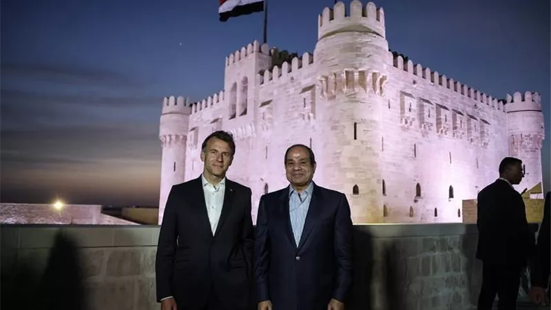 الرئيس السيسي يصطحب ماكرون في جولة على الممشى السياحي بكورنيش الإسكندرية