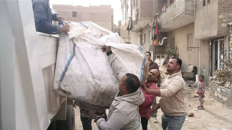 حملة مكبرة بحي الجناين بالسويس للتصدي لظاهرة النباشين ورفع المخلفات 