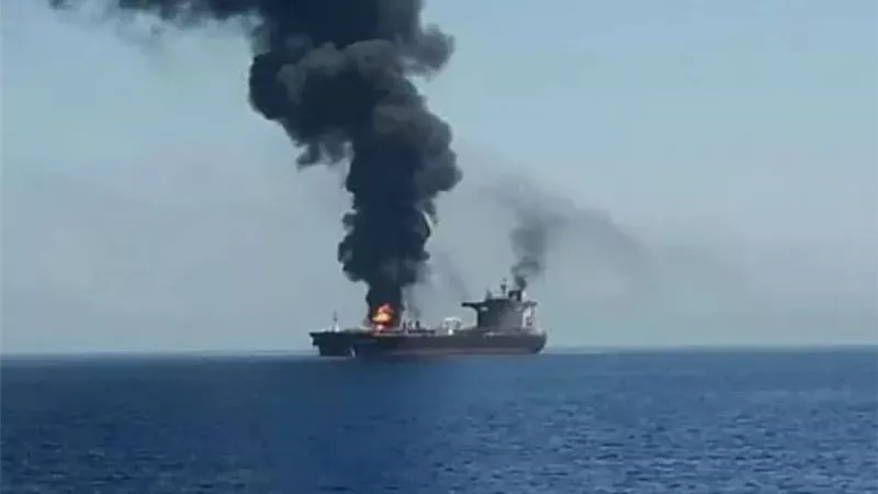 هيئة بريطانية: حريق في ناقلة بعد إصابتها بمقذوف مجهول قبالة سواحل عمان