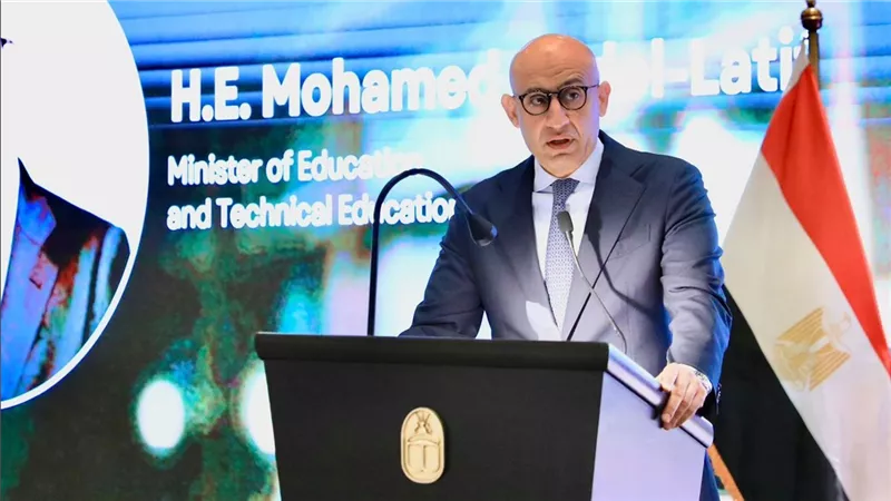 طالب يحاول التعدي على معلم داخل مدرسة فندقية.. والتعليم: الفيديو قديم 
