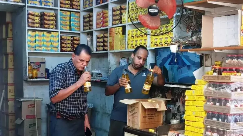 بعد شكاوى المواطنين.. تموين أسوان يطمئن الأهالي: الزيت التمويني سليم ومطابق للمواصفات