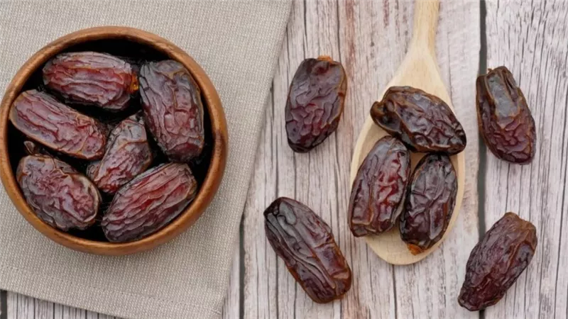     فوائد مذهلة للتمر في دعم المناعة وزيادة طاقة الجسم خلال اليوم