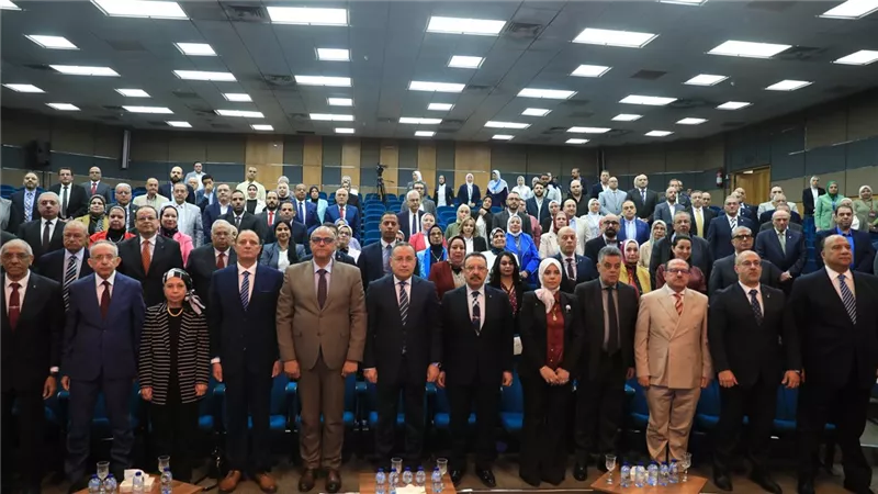 وزير التعليم العالي يفتتح عددًا من المشروعات الصحية بجامعة الإسكندرية