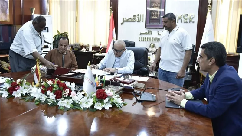 محافظ الأقصر يسلم أول عقد تقنين أراضٍ وفقًا للقانون 168 لسنة 2025