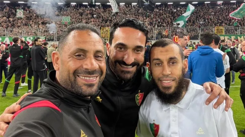 ياسر رضوان يحتفل بلقب الدوري الجزائري مع المولودية