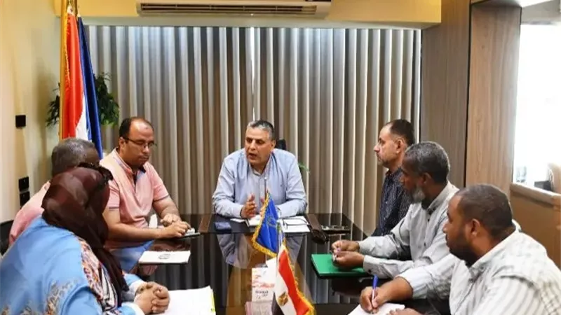 محافظ أسوان يوجه بالتصدي الحاسم للتعديات على الأراضي الزراعية وإزالتها فورًا