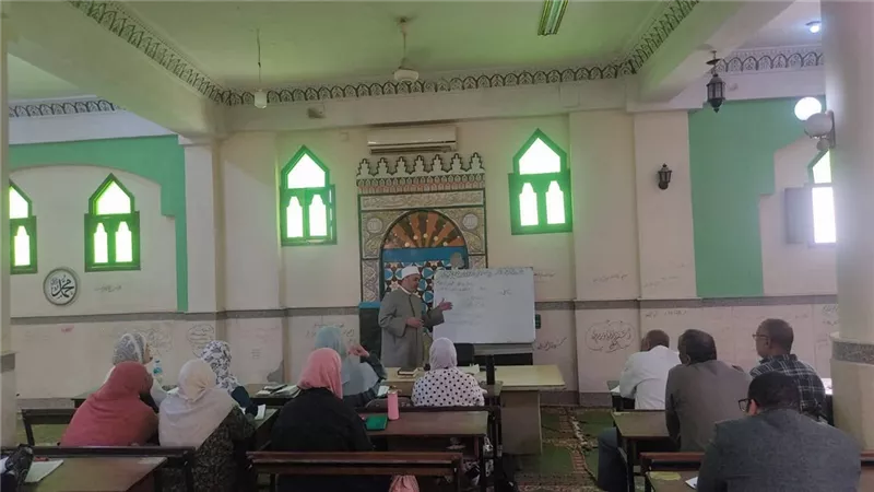 محاضرات علمية حول فقه المذاهب والقرآن بمركز الثقافة الإسلامية بأسيوط