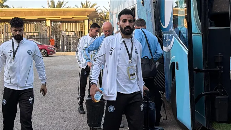 وصول حافلة بيراميدز لاستاد القاهرة استعدادًا لمواجهة زد بنهائي كأس مصر 