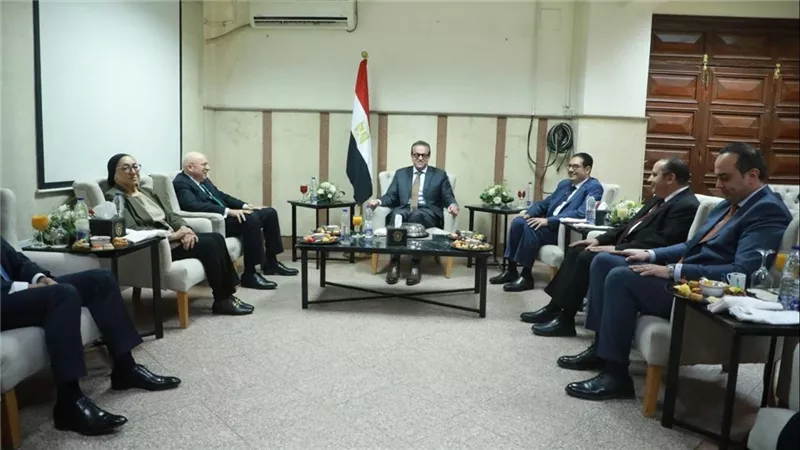 وزير الصحة يشارك في مناقشة رسالة دكتوراه حول مبادرة «100 مليون صحة»