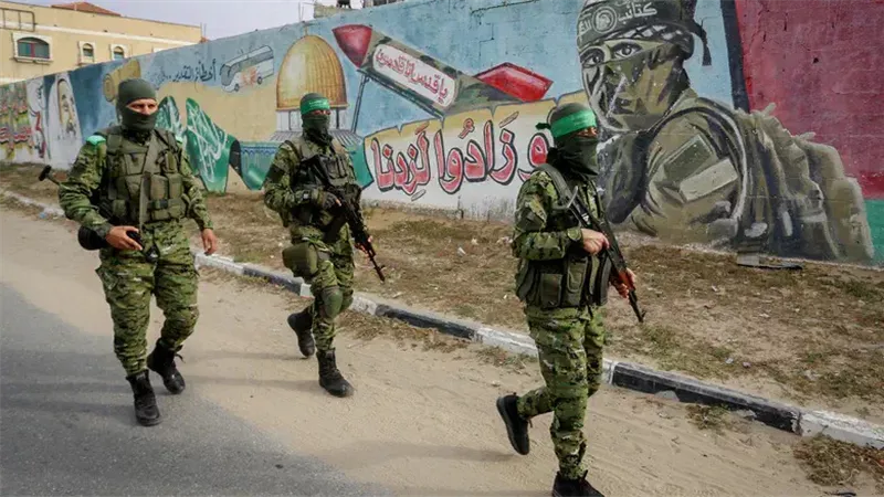 القناة 13 العبرية: حماس تعيد بناء قدراتها العسكرية في غزة